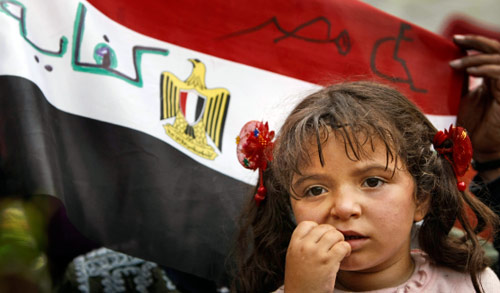 طفلة مصرية خلال اعتصام أمام البرلمان في القاهرة (بن كيرتس ــ أ ب)