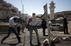فلسطينيون يشاركون في المواجهات مع القوات الإسرائيلية في بلدة سلوان (مناحيم كاهانا - أ ف ب)