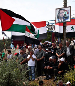 سوريون يحتفلون بيوم الجلاء في قرية مجدل شمس في الجولان المحتل (نير إلياس - رويترز)