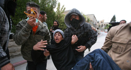 فلسطينيون ينقلون أحد جرحى المواجهات مع قوات الاحتلال الإسرائيلي في بيت جالا أمس (موسى الشاعر ــ أ ف ب)