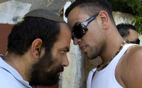 نزاع بين فلسطيني ومستوطن يهودي في القدس الشرقية أول من أمس (أحمد غرابلي ـ أ ف ب)