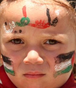 طفلة فلسطينية تشارك في تظاهرة لاحياء ذكرى النكبة (محمد سالم ــ رويترز)