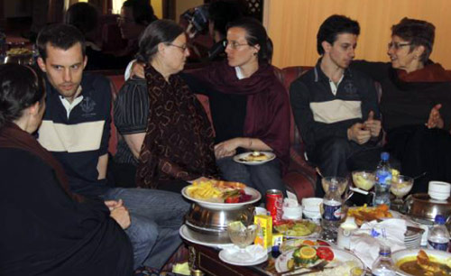 الأميركيون الثلاثة مع أمهاتهم في أحد فنادق طهران امس (أ ب- برس تي في)