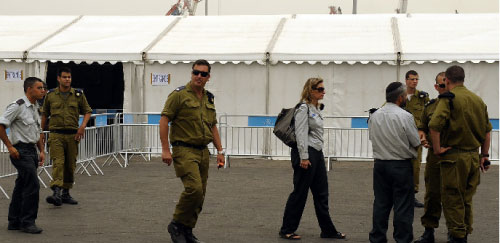 ضباط إسرائيليون يستعدون لوصول «أسطول الحرية» (دايفد بيموفيتش ــ أ ف ب)