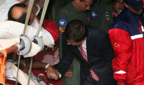 داوود أوغلو يطمئنّ على الجرحى الأتراك في مطار أتاتورك فجر أمس (رويترز)