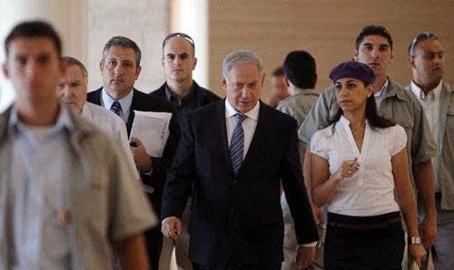 نتنياهو محاطاً بحراسه في القدس المحتلة أول من أمس (عمار عوض ــ رويترز)