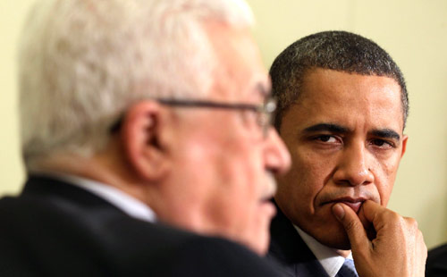 أوباما وعباس خلال لقائهما في البيت الأبيض أمس (لاري دونينغ ـ رويترز)