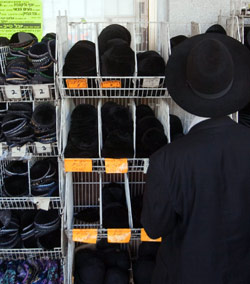يهودي في أحد المتاجر في القدس المحتلة  (دان باليتي ـ أ ب)