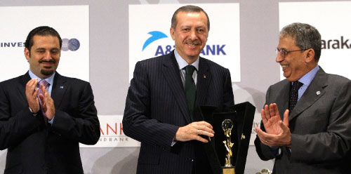 أردوغان يتوسّط موسى والحريري في إسطنبول أمس (إبراهيم أسطا ـــ أ ب)