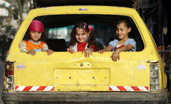 فتيات يجلسن في سيارة في غزة أول من أمس (محمد عبد ـ أ ف ب)
