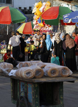 غزّيون يتبضعون من أحد الأسواق الشعبية (محمد عبد ــ أ ف ب)
