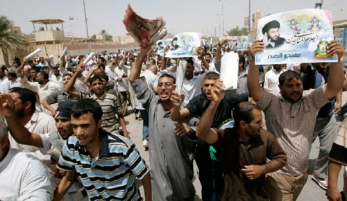 تظاهرات ضد انقطاع التيار الكهربائي في الكوفة جنوب بغداد أمس (علي أبو شيش ـ رويترز)