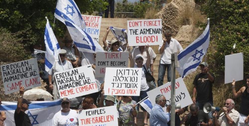 تظاهرة احتجاج إسرائيلية أمام السفارة التركية في تل ابيب الشهر الماضي (جاك غوز ــ أ ف ب)