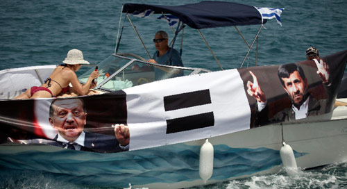 يخت إسرائيلي معارض لـ «أسطول الحرية» (نير الياس ـ رويترز)
