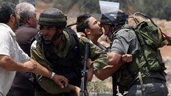 الجيش الإسرائيلي يقمع فلسطينيين غاضبين بعد هدم منزلين في الضفة أمس (عباس موماني ـ أ ف ب)