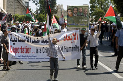 تظاهرات متواصلة ضد قرارات ابعاد الفلسطينيين عن مقر اقامتهم (أحمد غربلي - أ ف ب)