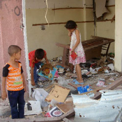 أطفال عراقيّون يتفقدون الأضرار الناجمة عن انفجار سيارة في بعقوبة (شمال بغداد) أمس (أ ف ب)