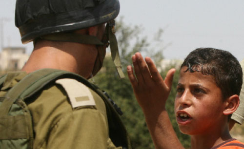 صبي فلسطيني يصرخ في وجه جندي اسرائيلي خلال تظاهرة ضد الاستيطان في الضفة (حازم بدر ـ أ ف ب)