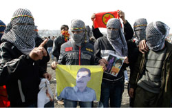 مؤيدون لحزب العمال يحملون صور زعيمهم عبدالله أوجلان (أرشيف)