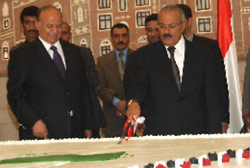 الرئيس اليمني محتفلاً بمرور 32 عاماً على توليه السلطة الشهر الماضي (محمد حويس ــ أ ف ب)