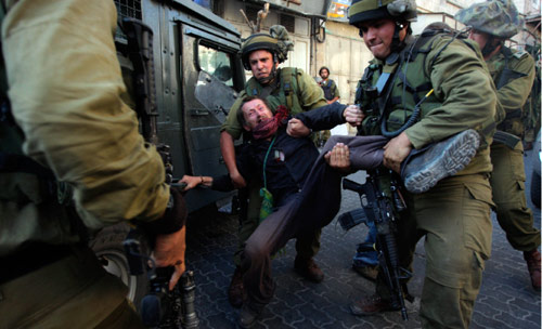 جنود إسرائيليون يعتقلون ناشط سلام خلال تظاهرة ضد اغلاق ثلاثة محال في الخليل (ناصر شيوخي ـ أ ب)
