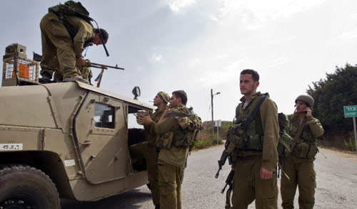 جنود في الجيش الإسرائيلي يتمركزون على مقربة من الحدود اللبنانية (جاك غييز - أ ف ب)