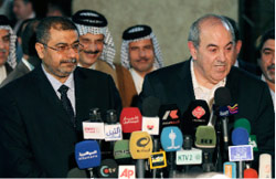 علّاوي وقصي السهيل في منزل رئيس «العراقيّة» (محمد أمين ــ رويترز)