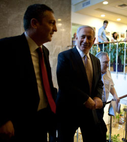 نتنياهو لدى وصوله إلى الاجتماع الأسبوعي الحكومي في القدس المحتلة أمس (ييوريل سيناي ـ رويترز)