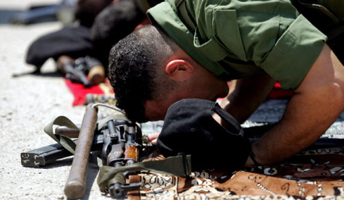أحد عناصر جهاز الأمن الفلسطيني يصلي في جنين أمس (سيف دحلح ــ أ ف ب)