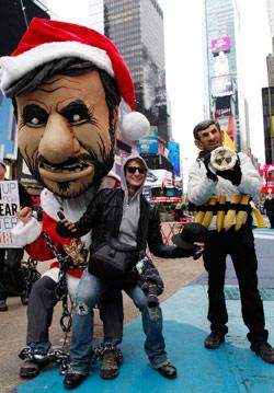 متظاهرون في «تايمز سكوير» في نيويورك ضد ايران خلال اليوم العالمي لحقوق الإنسان 
(براندن مكديرمت ــ رويترز)