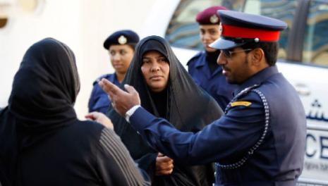 أهالي المتهمين أمام مقر المحكمة في المنامة أمس (حمد محمد ـ رويترز)