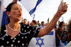إسرائيليون يتظاهرون خارج السفارة الأميركية في تل أبيب تعبيراً عن رفضهم خطاب أوباما (رويترز)