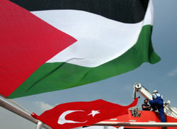 علما فلسطين وتركيا على سفينة مافي مرمرة في إسطنبول (عثمان أورسال ــ رويترز) 