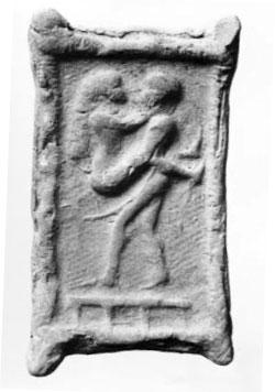 اللوحة رقم 18: سرير يضم رجلاً وامرأة متعانقين، مصنوع من الطين، المنطقة غير معروفة، 2000_1700 قبل الميلاد
