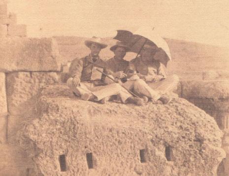  المصوّر مجهول ــ سياح أجانب في قلعة بعلبك، سنة 1886

