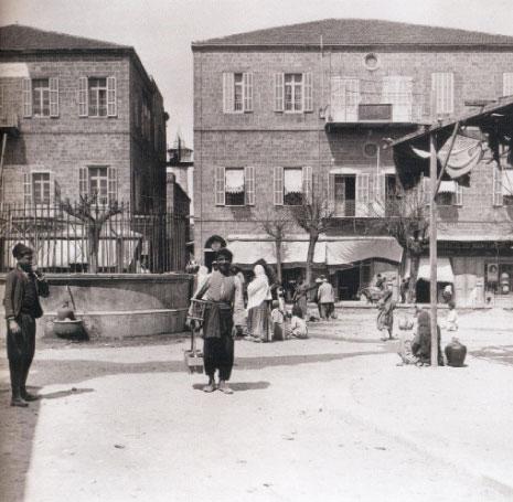 المصوّر مجهول ــ في ساحة البرج، وتبدو صيدلية «جبل لبنان» إلى يمين الصورة، حوالي سنة 1904
