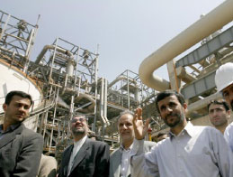الرئيس الايراني أحمدي نجاد يدشن مجمعا للبتروكيميات في مدينه ماهشهر جنوب ايران 