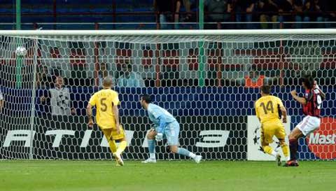 لاعب ميلان فيليبو انزاغي يسجل الهدف الأول لفريقه في مرمى أيك أثينا (رويترز)