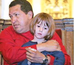 تشافيز يحتضن طفلة داخل كنيسة في هارلم في نيويورك أمس (أ ف ب)
