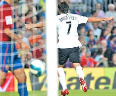 لاعب فالنسيا دافيد فيا يحتفل بعد تسجيله هدفاً في مرمى برشلونة (أ ب)