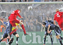 بيتر كراوتش يسجل هدف ليفربول الوحيد في مرمى بوردو (رويترز)