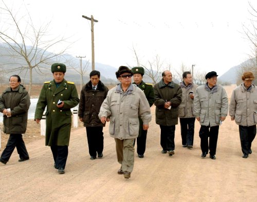 الرئيس الكوري الشمالي كيم جونغ إيل يتفقّد محطّة لإنتاج الطاقة (إي بي أي)