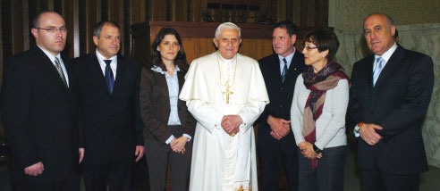 البابا وعائلتا الأسيرين في الفاتيكان أمس (أ ب)