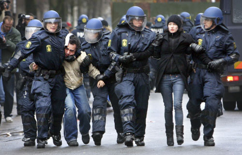 شرطة الشغب تعتقل محتجّين خلال مواجهات في كوبنهاغن أمس (أ ب)