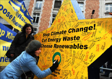 التوقيع على «نجمة البيئة» التي وضعتها جمعيّة «أصدقاء الأرض» خارج مفوّضيّة الاتحاد الأوروبي في بروكسل أمس (أ ب)