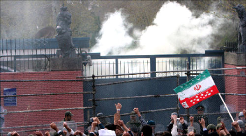 الدخان يتصاعد من مبنى السفارة البريطانيّة خلال التظاهرة الطالبيّة في طهران أمس (إي بي أي)