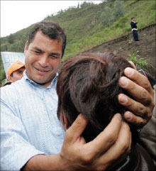 الرئيس الإكوادوري رافاييل كوريا يحتضن إحدى مناصراته خلال زيارة لمنطقة بركانية في بانوس أمس (جيليرمو غرانجا - رويترز)