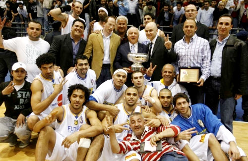 فرحة لاعبي الرياضي بعد تتويجهم بكأس لبنان للمرة الثانية على التوالي (محمد علي)