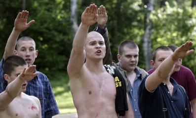 روسيّون عنصريّون يؤدّون التحيّة النازيّة خلال تدريبات خارج موسكو (أرشيف - سيرغي بونوماريف - أ ب)