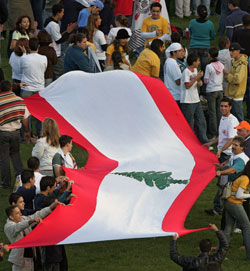 لبنانيّون يرحّبون بالبابا بينيديكتوس في ساو باولو أمس (أنطونيو سكورزا - أ ف ب)